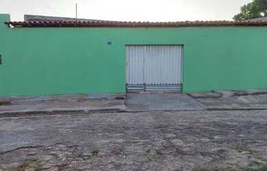 Imagem: A casa possui 2 Dormitórios, 2 Banheiros, 2 Vagas na garagem