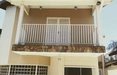 Imagem: A casa possui 3 Dormitórios, 4 Banheiros, 4 Vagas na garagem