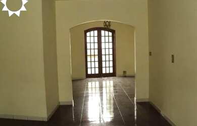 Imagem: O depósito possui 4 Vagas na garagem, 450m² de Área e está