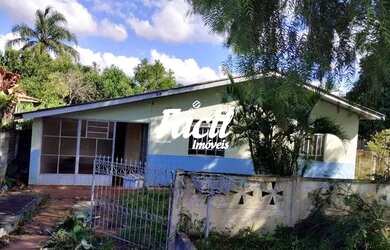 Imagem: A casa possui 2 Dormitórios, 1 Banheiro, 2 Vagas na garagem