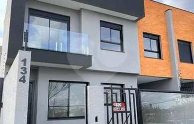 Imagem: A casa possui 3 Dormitórios, 3 Banheiros, 2 Vagas na garagem