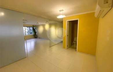 Imagem: O depósito à venda possui 3 Vagas na garagem e 69m² de Área