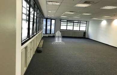 Imagem: O depósito possui 3 Vagas na garagem, 108m² de Área e está