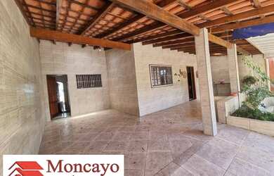 Imagem: A casa possui 3 Dormitórios, 1 Banheiro, 4 Vagas na garagem