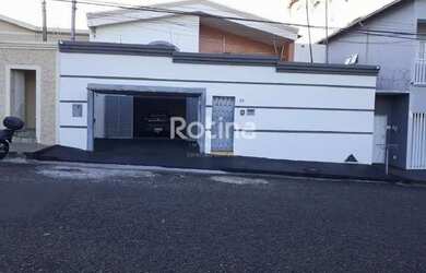 Imagem: A casa possui 3 Dormitórios, 2 Banheiros, 1 Vaga na garagem