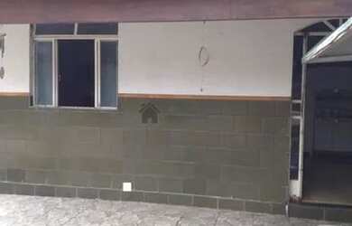 Imagem: A casa possui 3 Dormitórios, 2 Banheiros, 5 Vagas na garagem