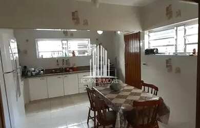 Imagem: A casa possui 3 Dormitórios, 3 Banheiros, 2 Vagas na garagem