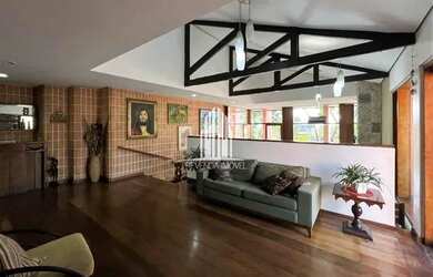 Imagem: A casa possui 4 Dormitórios, 4 Banheiros, 4 Vagas na garagem