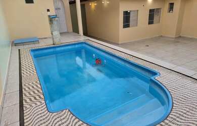 Imagem: A casa possui 4 Dormitórios, 4 Banheiros, 4 Vagas na garagem