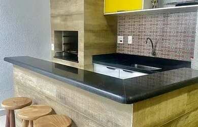 Imagem: A casa possui 2 Dormitórios, 2 Banheiros, 2 Vagas na garagem