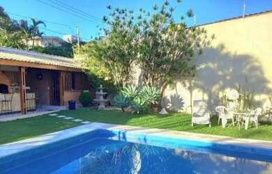 Imagem: A casa possui 3 Dormitórios, 3 Banheiros, 4 Vagas na garagem