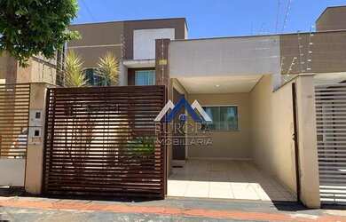 Imagem: A casa possui 2 Dormitórios, 1 Banheiro, 2 Vagas na garagem