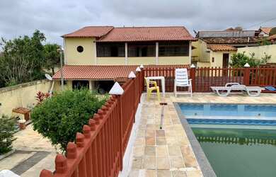 Imagem: A casa possui 4 Dormitórios, 4 Banheiros, 3 Vagas na garagem