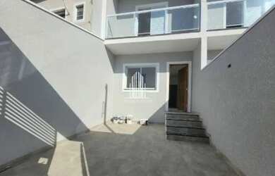 Imagem: A casa possui 3 Dormitórios, 2 Banheiros, 2 Vagas na garagem