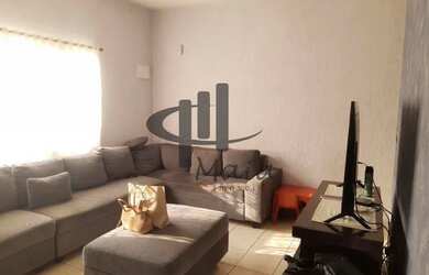 Imagem: A casa possui 4 Dormitórios, 1 Banheiro, 5 Vagas na garagem