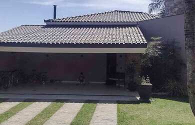 Imagem: A casa em condomínio possui 4 Dormitórios, 5 Banheiros, 3