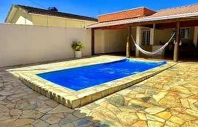 Imagem: A casa possui 2 Dormitórios, 2 Banheiros, 4 Vagas na garagem