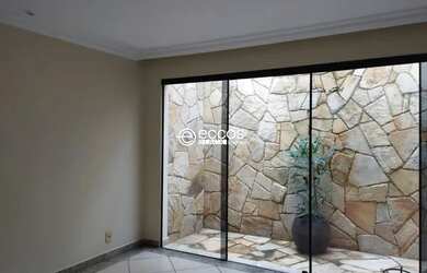 Imagem: A casa possui 4 Dormitórios, 5 Banheiros, 4 Vagas na garagem