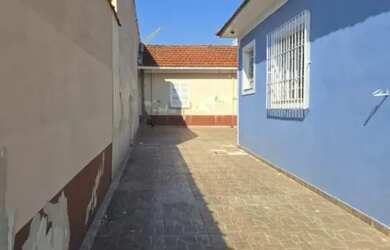 Imagem: A casa possui 4 Dormitórios, 2 Banheiros, 5 Vagas na garagem