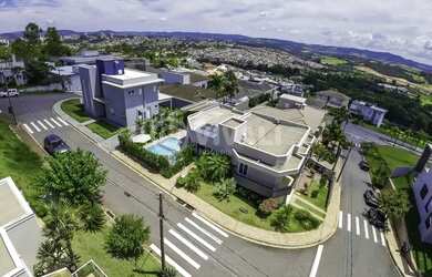 Imagem: A casa em condomínio possui 4 Dormitórios, 5 Banheiros, 3