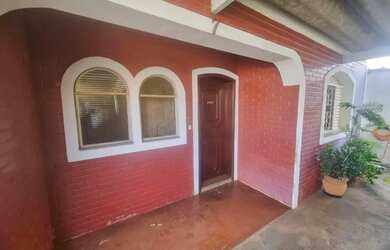 Imagem: A casa possui 2 Dormitórios, 1 Banheiro, 1 Vaga na garagem