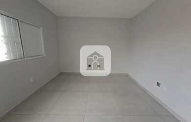 Imagem: A casa possui 3 Dormitórios, 1 Banheiro, 1 Vaga na garagem