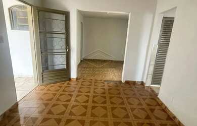 Imagem: A casa possui 3 Dormitórios, 2 Banheiros, 1 Vaga na garagem