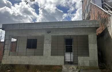 Imagem: A casa possui 3 Dormitórios, 1 Banheiro e está localizado