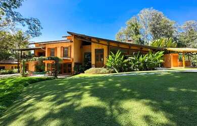 Imagem: A casa em condomínio possui 5 Dormitórios, 5 Banheiros, 5