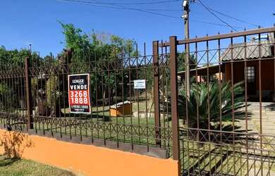 Imagem: A casa possui 3 Dormitórios, 1 Banheiro, 2 Vagas na garagem