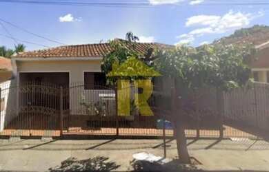 Imagem: A casa possui 3 Dormitórios, 1 Banheiro, 2 Vagas na garagem