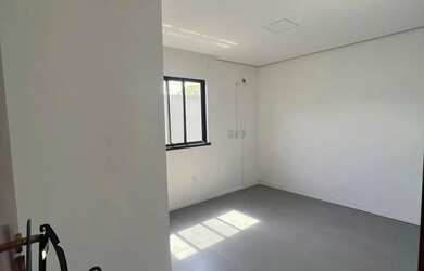 Imagem: A casa possui 4 Dormitórios, 5 Banheiros, 2 Vagas na garagem