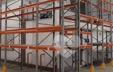 Imagem: O depósito possui 5 Vagas na garagem e 2901m² de Área e está