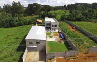 Imagem: A casa possui 3 Dormitórios, 4 Banheiros, 5 Vagas na garagem