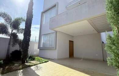 Imagem: A casa possui 3 Dormitórios, 4 Banheiros, 2 Vagas na garagem