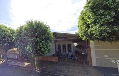 Imagem: A casa possui 1 Dormitório, 1 Banheiro, 1 Vaga na garagem