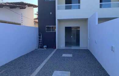 Imagem: A casa possui 3 Dormitórios, 2 Banheiros, 2 Vagas na garagem