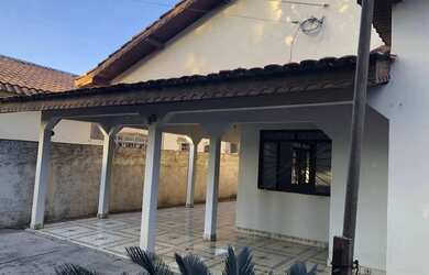 Imagem: A casa possui 3 Dormitórios, 2 Banheiros, 2 Vagas na garagem