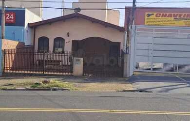 Imagem: A casa possui 5 Dormitórios, 5 Banheiros, 4 Vagas na garagem