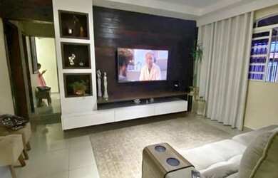 Imagem: A casa possui 2 Dormitórios, 2 Banheiros, 2 Vagas na garagem