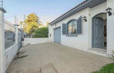 Imagem: A casa possui 3 Dormitórios, 3 Banheiros, 3 Vagas na garagem