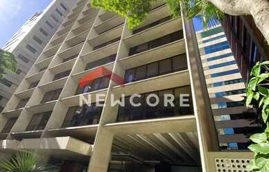 Imagem: O depósito possui 5 Vagas na garagem e 502m² de Área e está