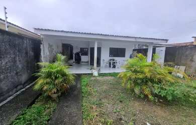 Imagem: A casa possui 4 Dormitórios, 3 Banheiros, 3 Vagas na garagem