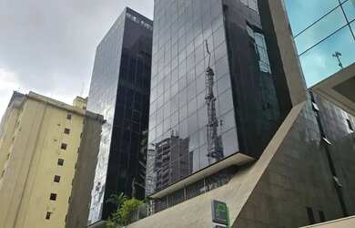 Imagem: O depósito possui 5 Vagas na garagem e 404m² de Área e está