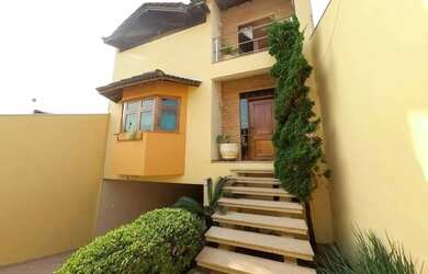 Imagem: A casa possui 3 Dormitórios, 4 Banheiros, 5 Vagas na garagem