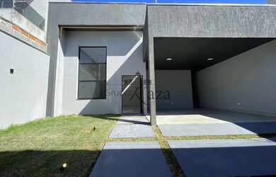 Imagem: A casa possui 3 Dormitórios, 2 Banheiros, 2 Vagas na garagem