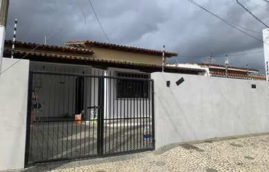 Imagem: A casa possui 3 Dormitórios, 2 Banheiros, 2 Vagas na garagem