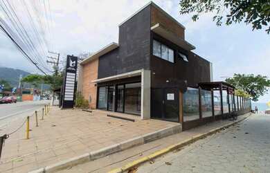 Imagem: O depósito possui 4 Vagas na garagem, 290m² de Área e está