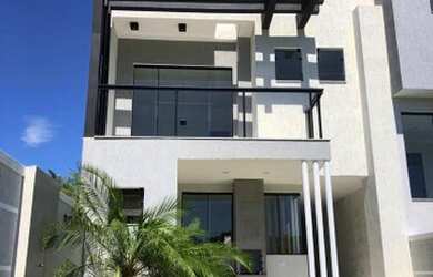 Imagem: A casa possui 3 Dormitórios, 4 Banheiros, 1 Vaga na garagem