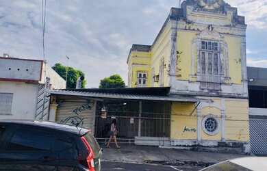 Imagem: A casa possui 4 Dormitórios, 3 Banheiros, 3 Vagas na garagem